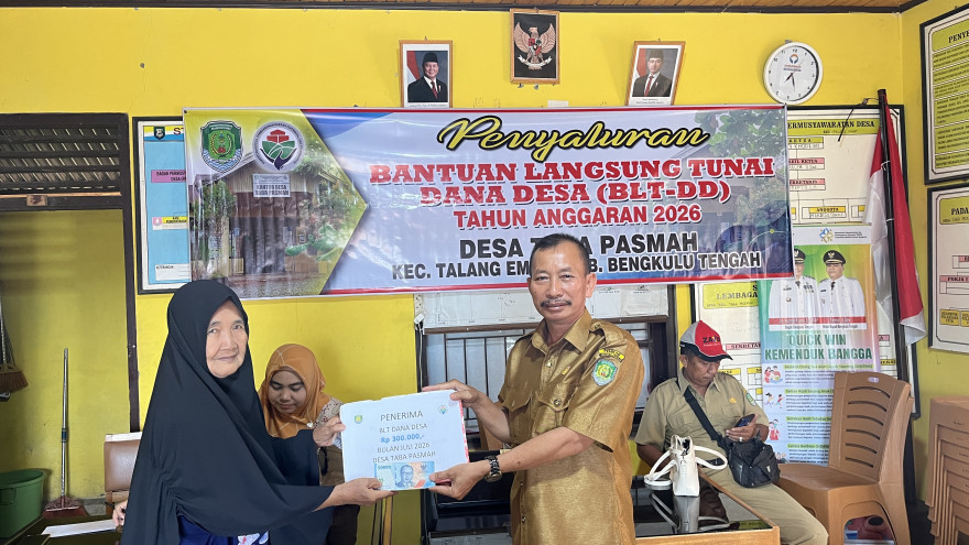 UANG TIGA RATUS RIBU RUPIAH CAIR. PENYALURAN BLT-DD DI TABA PASMAH BERLANSUNG LANCAR 